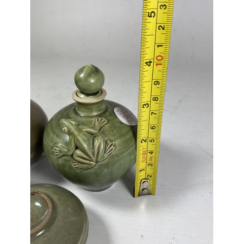 390 - A GROUP OF THREE CHINESE CELADON PORCELAIN ITEMS, SCENT BOTTLE WITH FROG DESIGN, LIDDED POT AND SMAL... 