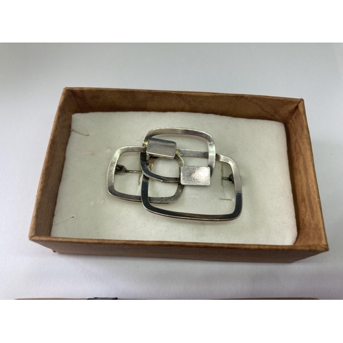 526 - A SILVER BROOCH IN ANDREAS DAUB DESIGN