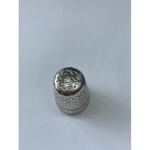 530 - A HALLMARKED CHESTER SILVER CHARLES HORNER THIMBLE