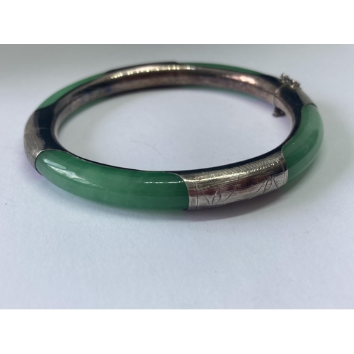 539 - A JADE BANGLE IN A PRESENTATION BOX