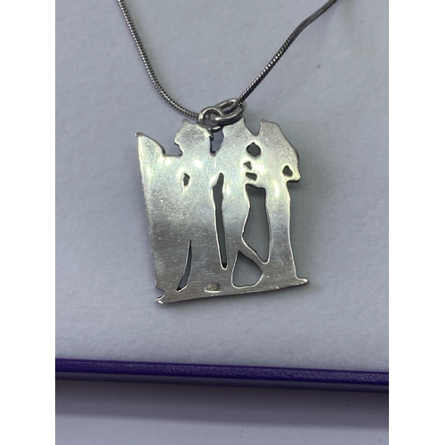 554 - A SILVER NECKLACE IN A PRESENTATION BOX