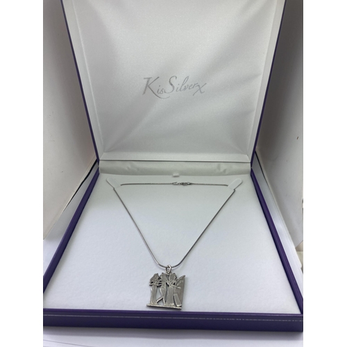 554 - A SILVER NECKLACE IN A PRESENTATION BOX