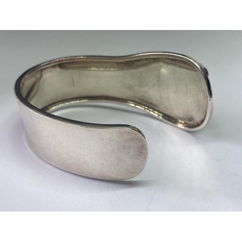 559 - A SILVER DESIGNER BANGLE