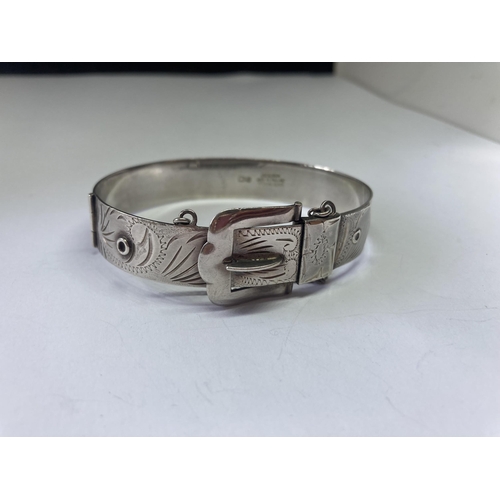 563 - A SILVER DESIGNER BUCKLE BANGLE