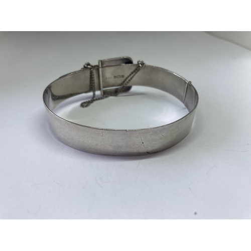 563 - A SILVER DESIGNER BUCKLE BANGLE