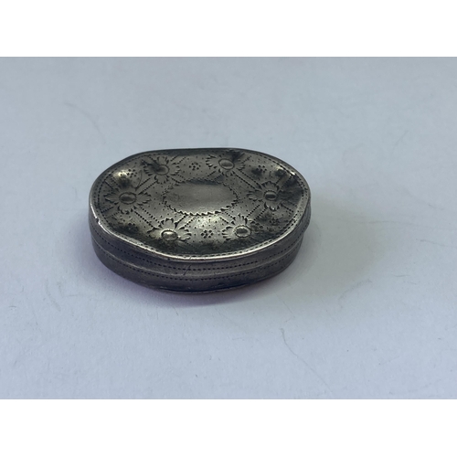 564 - A GEORGIAN SILVER PILL BOX