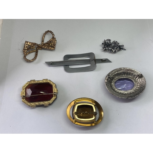 577 - A QUANITY  OF COSTUME BROOCHES