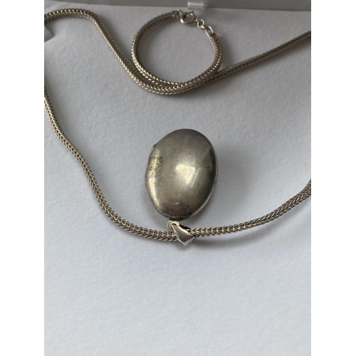 581 - A SILVER NECKLACE IN A PRESENTATION BOX