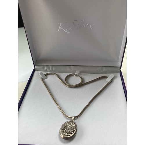 581 - A SILVER NECKLACE IN A PRESENTATION BOX