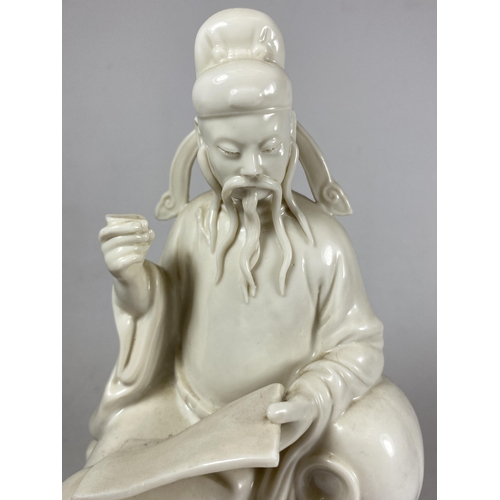 402 - A CHINESE BLANC DE CHINE FIGURE OF A SCHOLAR, UNMARKED, HEIGHT 22CM