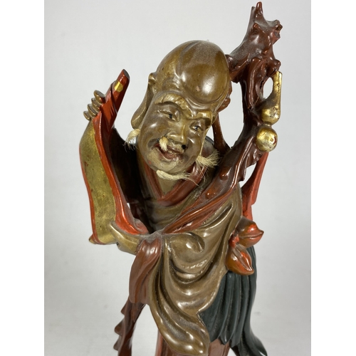 405 - A VINTAGE CHINESE CARVED WOODEN FIGURE OF AN IMMORTAL, HEIGHT 25CM