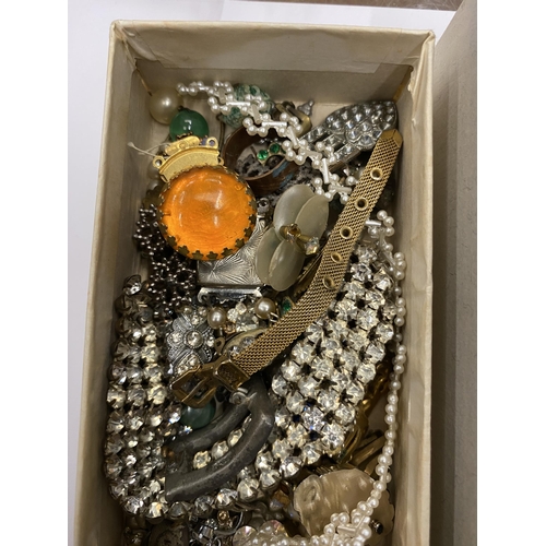 518 - A COLLECTION OF VINTAGE COSTUME JEWELLERY AND FURTHER ITEMS, PEARL NECKLACES, PASTE JEWELLERY ETC