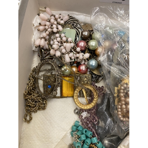 518 - A COLLECTION OF VINTAGE COSTUME JEWELLERY AND FURTHER ITEMS, PEARL NECKLACES, PASTE JEWELLERY ETC