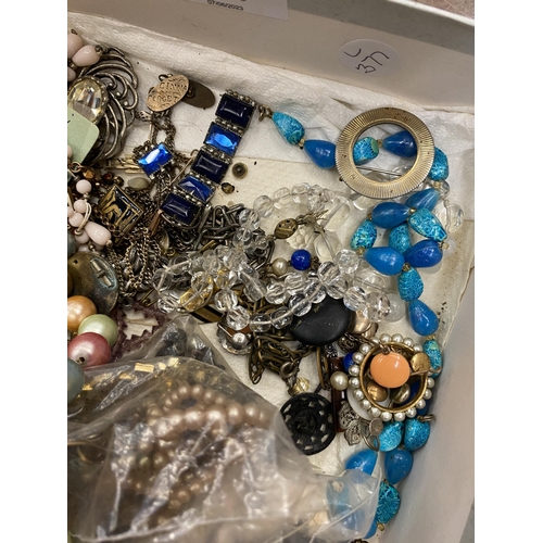 518 - A COLLECTION OF VINTAGE COSTUME JEWELLERY AND FURTHER ITEMS, PEARL NECKLACES, PASTE JEWELLERY ETC