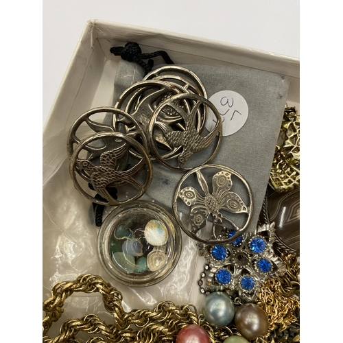 519 - A BOX OF ASSORTED COSTUME JEWELLERY TO INCLUDE YELLOW METAL NECKLACES, WHITE METAL DOVE BUTTONS ETC