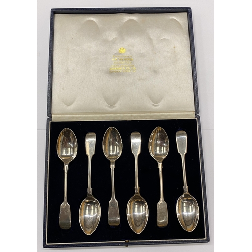 1 - A CASED SET OF SIX HALLMARKED WALKER & HALL TEASPOONS, TOTAL WEIGHT 117G