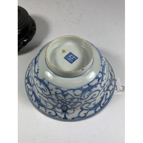 407 - A MID-LATE 19TH CENTURY CHINESE QING TONGZHI PERIOD (1862-1874) BLUE & WHITE PORCELAIN BOWL ON WOODE... 