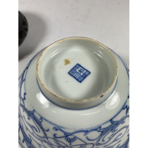 407 - A MID-LATE 19TH CENTURY CHINESE QING TONGZHI PERIOD (1862-1874) BLUE & WHITE PORCELAIN BOWL ON WOODE... 