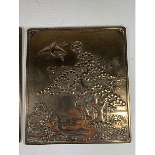 412 - A PAIR OF JAPANESE MEIJI PERIOD (1868-1912) HEAVY BRONZE MIRROR PLAQUES WITH CRANE DESIGN, 23 X 20CM