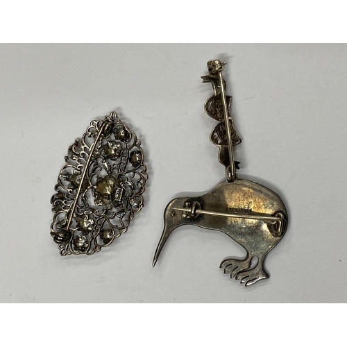 509 - A GROUP OF THREE SILVER BROOCHES TO INCLUDE A NEW ZEALAND KIWI BROOCH