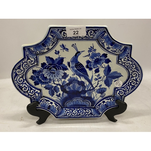 22 - A DUTCH DELFT BLUE AND WHITE PLATE WITH BIRD AND FLORAL DESIGN, DIAMETER 29.5CM