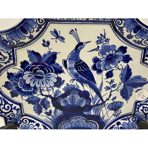 22 - A DUTCH DELFT BLUE AND WHITE PLATE WITH BIRD AND FLORAL DESIGN, DIAMETER 29.5CM