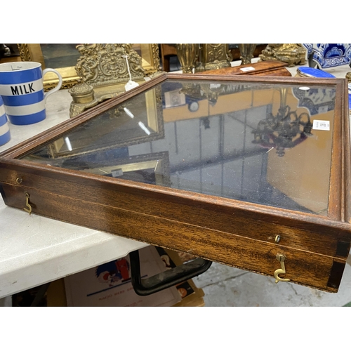 28 - A VINTAGE OAK TABLE TOP JEWELLERY DISPLAY CASE, 40 X 50CM