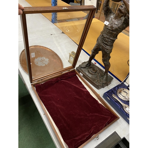 33 - A VINTAGE OAK TABLE TOP JEWELLERY DISPLAY CASE, 41 X 56CM