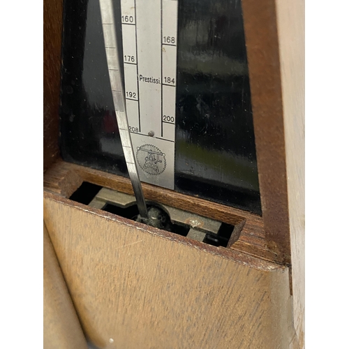 40 - A VINTAGE FRENCH 'PAQUET' WOODEN CASED METRONOME