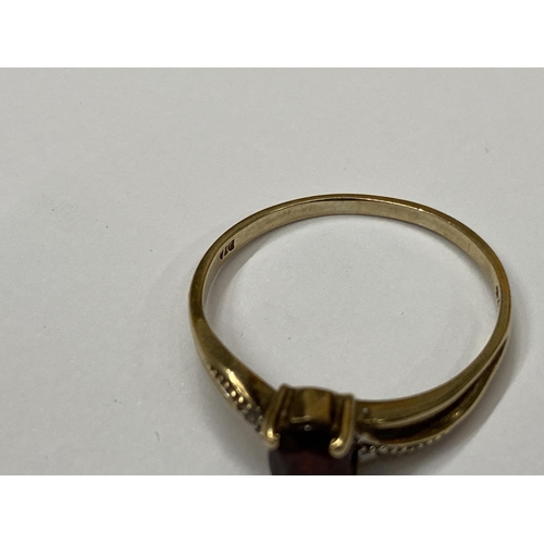 454 - A 9CT YELLOW GOLD RING WITH GARNET AND DIAMOND SHOULDERS, WEIGHT 1.9G