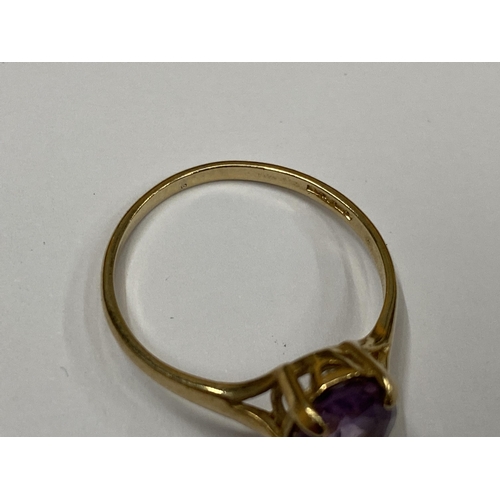 462 - A 9CT YELLOW GOLD RING WITH SINGLE PURPLE STONE, WEIGHT 1.8G