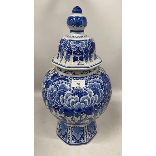 78 - A LARGE DUTCH DELFT POTTRY LIDDED TEMPLE JAR / URN, HEIGHT 49CM