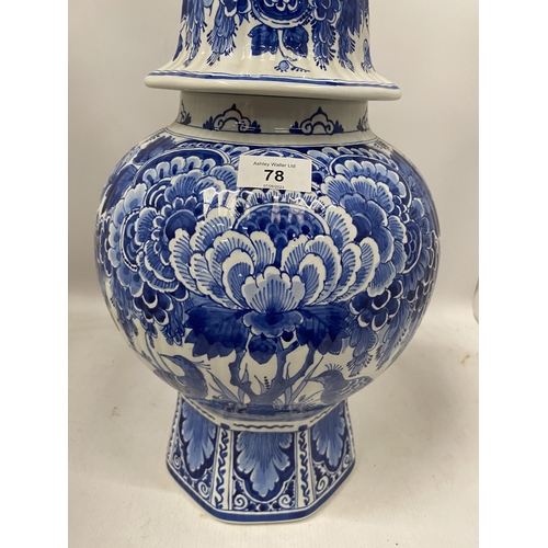 78 - A LARGE DUTCH DELFT POTTRY LIDDED TEMPLE JAR / URN, HEIGHT 49CM