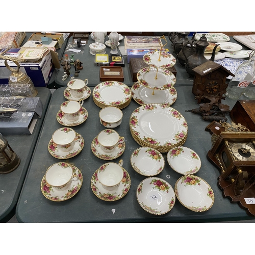 114 - A QUANTITY OF ROYAL ALBERT 'OLD COUNTRY ROSES' TO INCLUDE DINNER PLATES, A CAKE STAND, SIDE PLATES, ... 