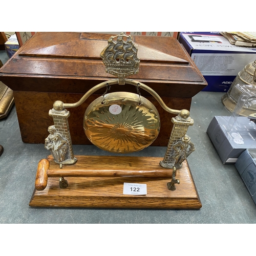 122 - A VICTORIAN BRASS GONG AND HAMMER ON AN OAK BASE WITH HMS VICTORY MOTIF