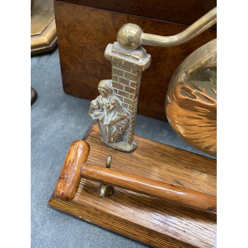 122 - A VICTORIAN BRASS GONG AND HAMMER ON AN OAK BASE WITH HMS VICTORY MOTIF