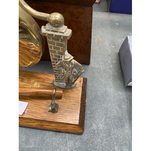 122 - A VICTORIAN BRASS GONG AND HAMMER ON AN OAK BASE WITH HMS VICTORY MOTIF