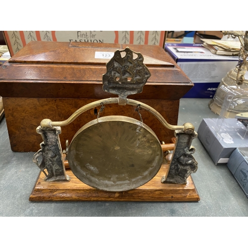 122 - A VICTORIAN BRASS GONG AND HAMMER ON AN OAK BASE WITH HMS VICTORY MOTIF