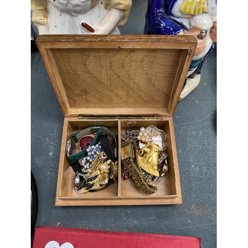 129 - AN INLAID BOX CONTAINING A QUANTITY OF COSTUME JEWELLERY TO INCLUDE BROOCHES AND WATCHES