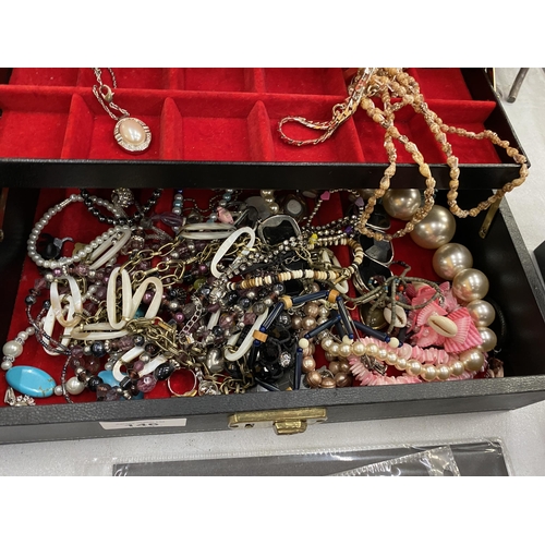 146 - A JEWELLERY BOX CONTAINING A QUANTITY OF COSTUME JEWELLERY TO INCLUDE NECKLACES, BRACELETS, ETC