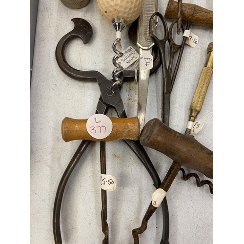 165 - A COLLECTION OF VINTAGE CORKSCREWS, ETC