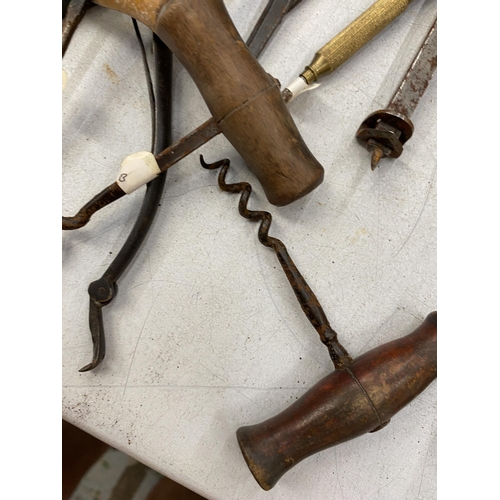 165 - A COLLECTION OF VINTAGE CORKSCREWS, ETC