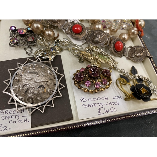 180 - A QUANTITY OF VINTAGE COSTUME JEWELLERY TO INCLUDE BROOCHES, BRACELETS AND NECKLACES