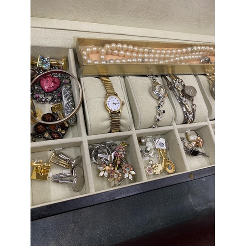 181 - A QUANTITY OF COSTUME JEWELLERY TO INCLUDE WATCHES, BROOCHES, EARRINGS, RINGS, CUFFLINKS, ETC IN A W... 