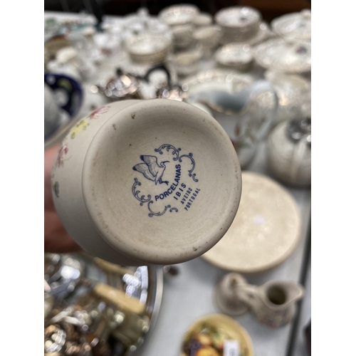 208 - A MIXED LOT OF CERAMICS TO INCLUDE AN AYNSLEY ORCHARD GOLD PIN DISH, LARGE ROYAL WORCESTER EVESHAM J... 