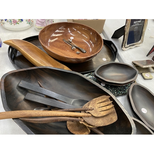 223 - A QUANTITY OF TREEN LARGE AND SMALL BOWLS, A TRAY, SERVING SPOONS, ETC