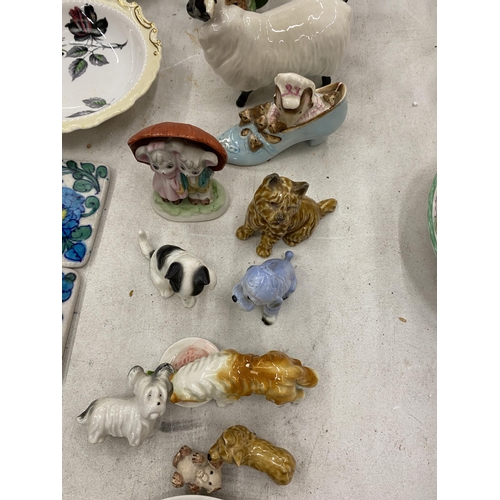 252 - A QUANTITY OF CERAMIC ITEMS TO INCLUDE A BESWICK RAM - HORN A/F, ORIENTAL STYLE CUPS AND SAUCERS, RO... 