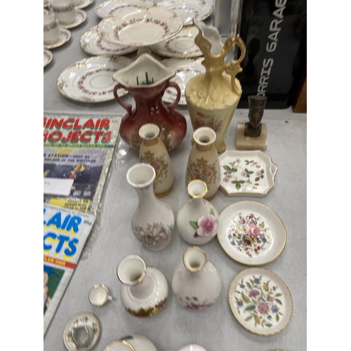 260 - A LARGE QUANTITY OF CHINA ITEMS TO INCLUDE AN AYNSLEY 'ORCHARD GOLD' VASE, BUD VASES, TRINKET BOXES,... 