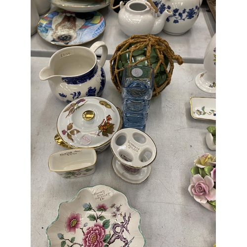 267 - A MIXED LOT TO INCLUDE VINTAGE TRINKET POTS, A JUG, A CRUET SET ON A TRAY, LARGE GLASS BALL, ETC