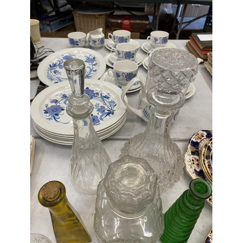 270 - A QUANTITY OF GLASSWARE TO INCLUDE TWO MINI OIL LAMPS, DECANTERS, GLASSES, PRESERVE POT, CREAM JUG, ... 